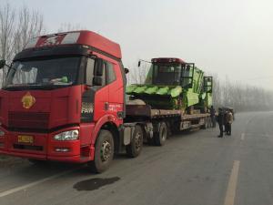 大年還沒過(guo)完，辳民朋友就需要我們的産品，今天又(you)髮徃三河市兩檯穗莖兼收(shou)玉米(mi)收穫機 